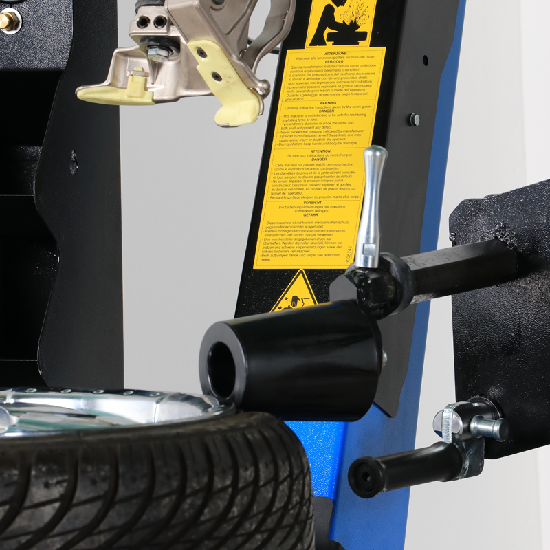 mm 613 tyre turntable close up The megamount 613 Tyre Changer leverless arm